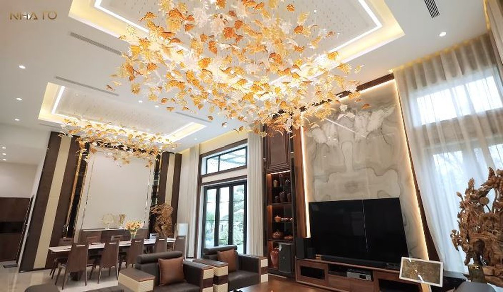 Ấn tượng hơn cả là đèn treo, tạo sự sang trọng cho khu vực chung. Ảnh chụp màn hình