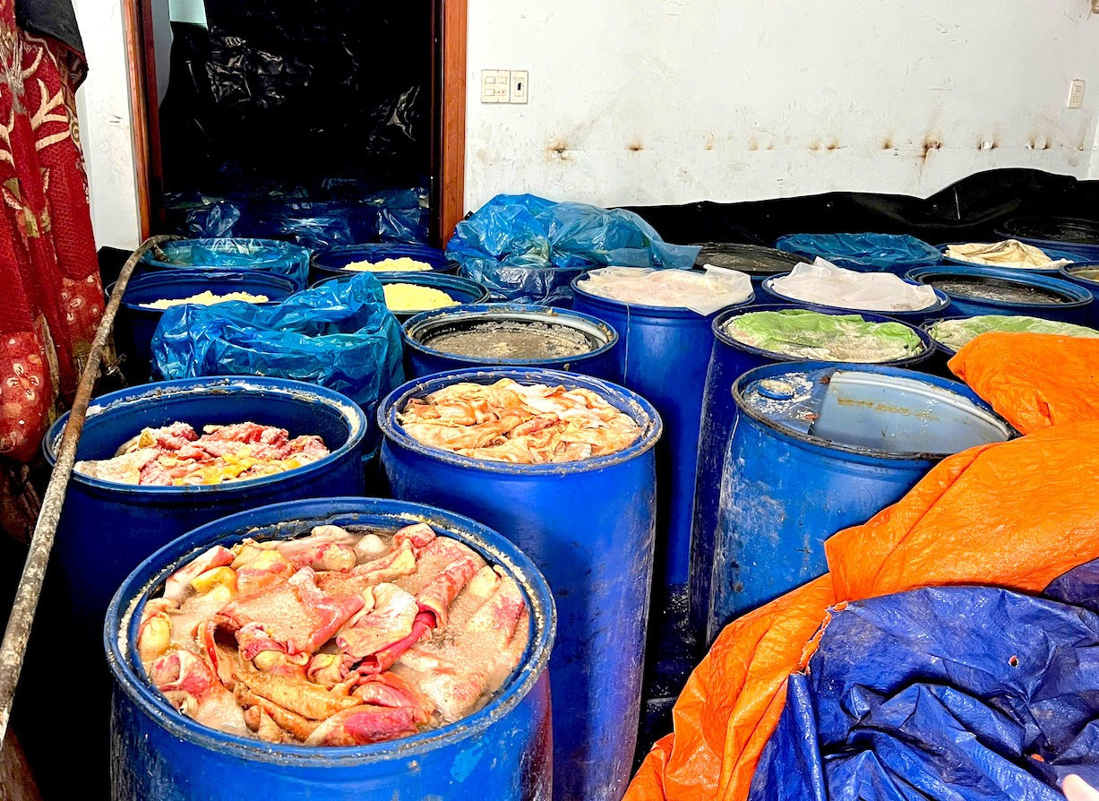 Số thực phẩm bẩn tại cơ sở của ông Ban Gia Quý.