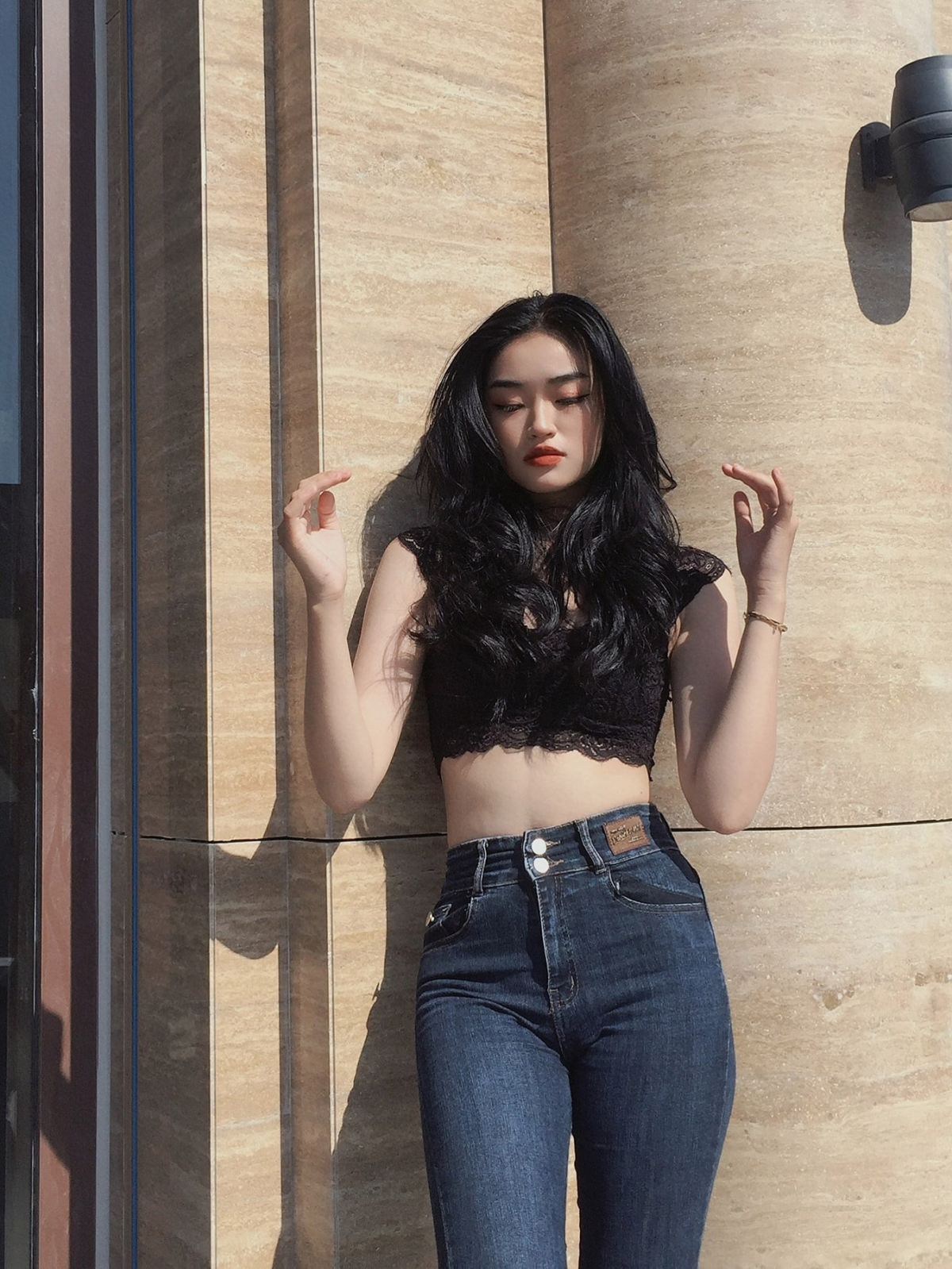 Tân hoa hậu cũng không bỏ qua mốt bralette ren phối quần jeans cạp cao, pha trộn nét sexy và năng động.