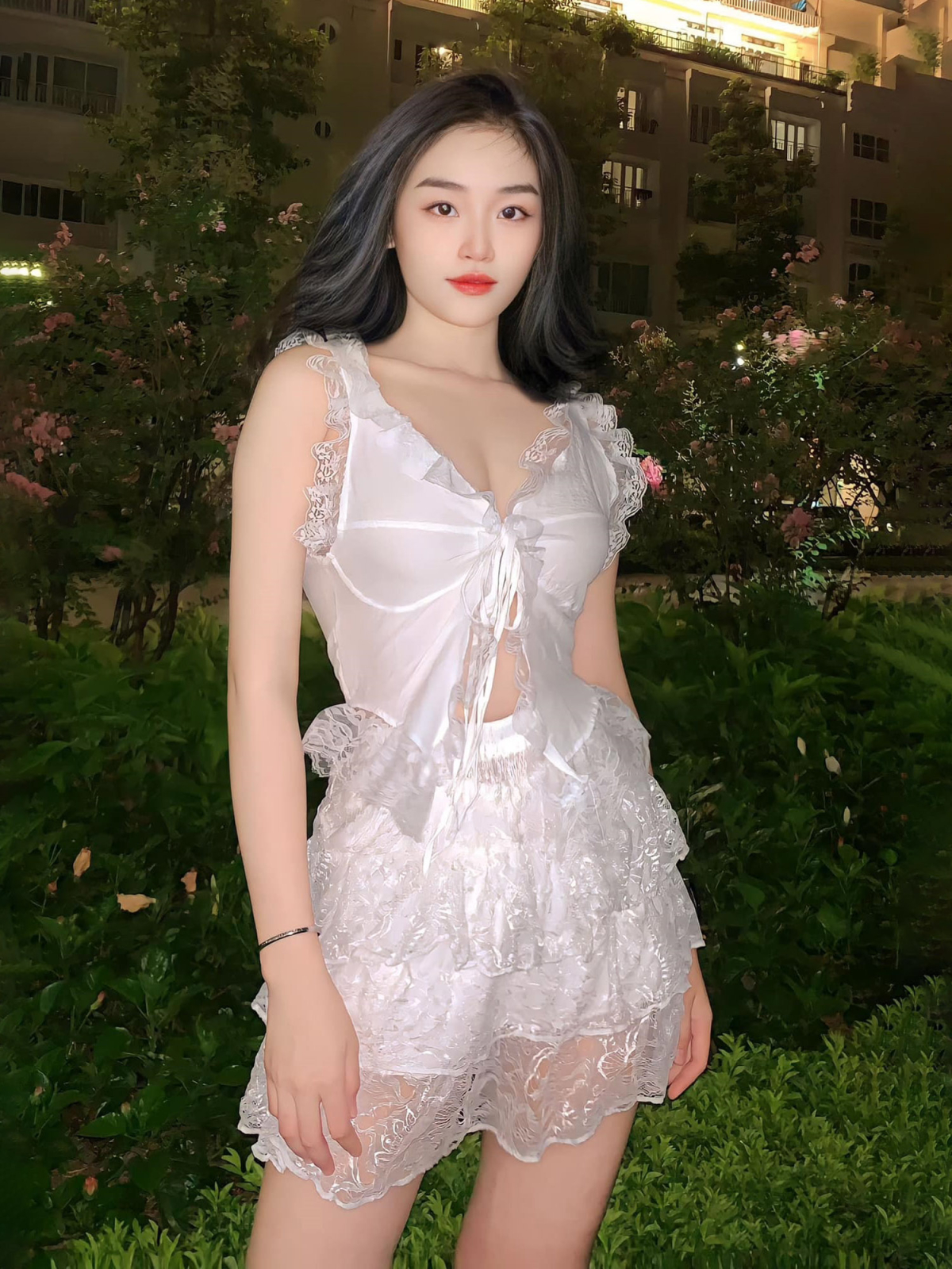 Set đồ lụa viền ren trắng mang cảm hứng đồ ngủ là cách Yến Nhi làm mới hình ảnh đời thường.