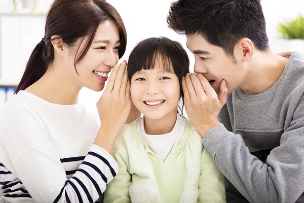 Thường xuyên trò chuyện giúp con cái gần gũi với cha mẹ hơn. Ảnh minh họa