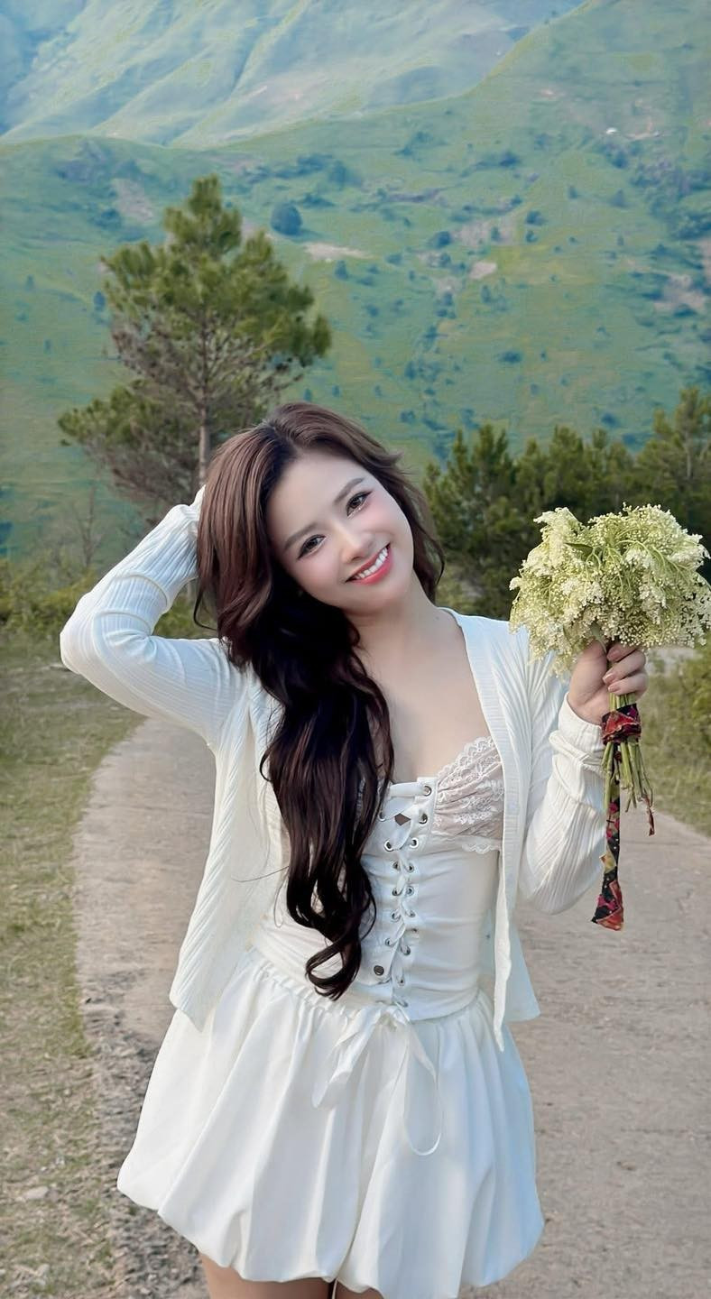 Dương Hoàng Yến khiến fan ngỡ ngàng với vẻ đẹp như thuở đôi mươi - 2