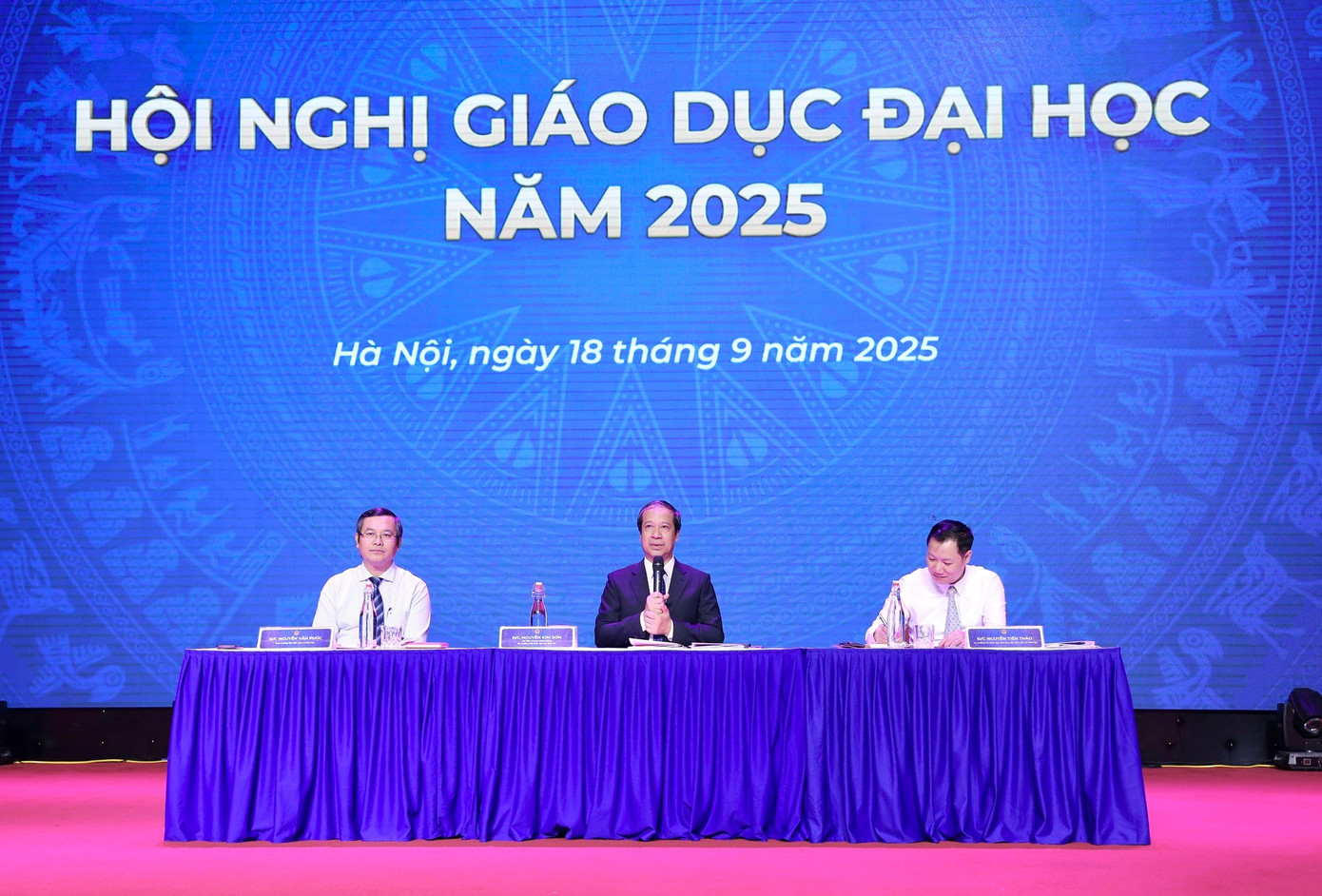 Bộ trưởng Nguyễn Kim Sơn (người ngồi giữa) chủ trì phần thảo luận tại Hội nghị giáo dục đại học năm 2025.