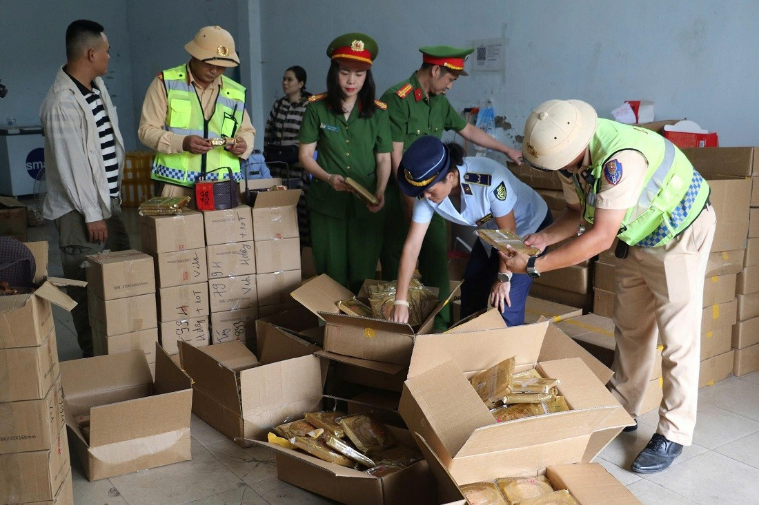 Lực lượng chức năng kiểm tra cơ sở kinh doanh bánh trung thu ở phường Trường Vinh, tỉnh Nghệ An