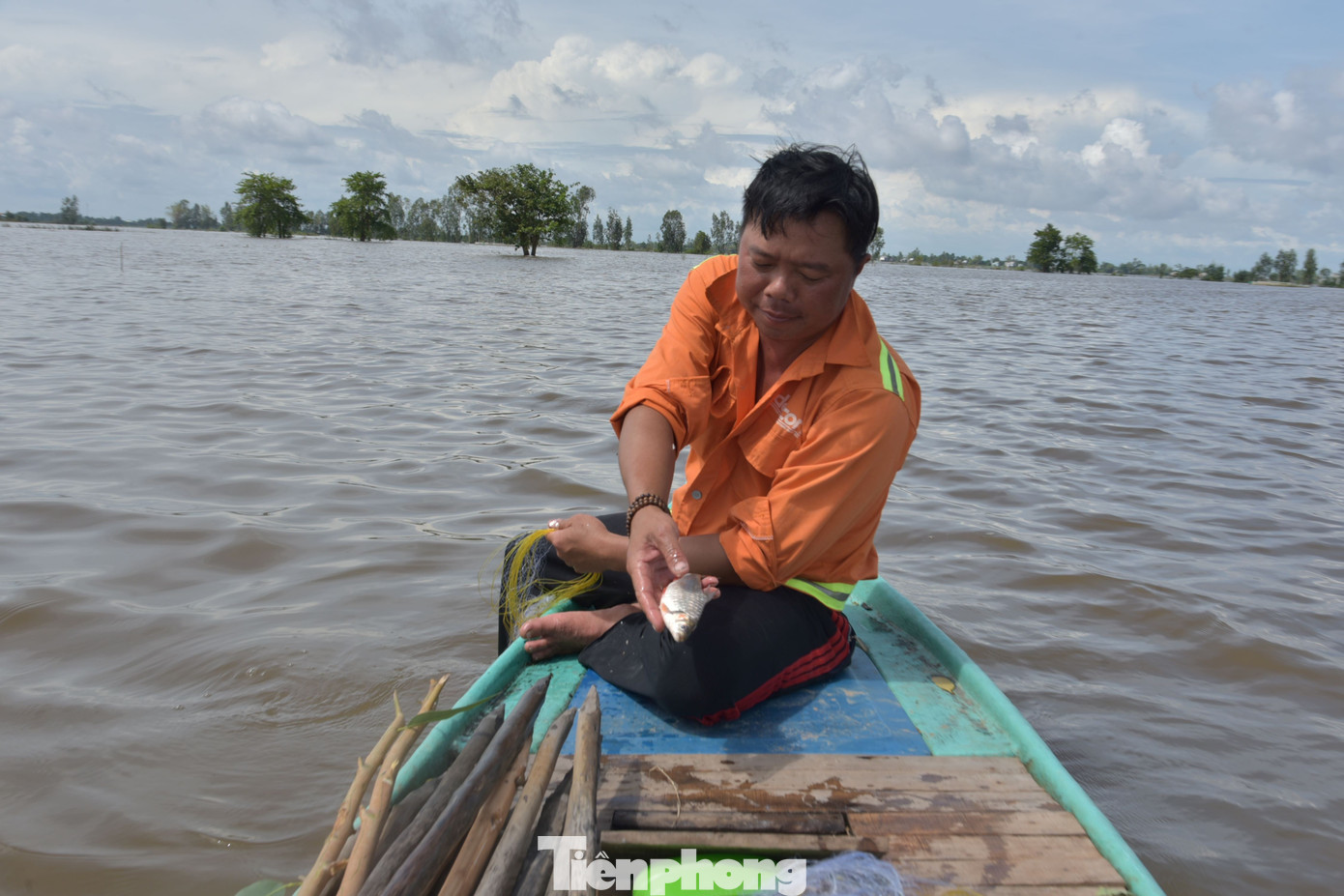 Mùa nước nổi mang theo nguồn sản vật trù phú, giúp người dân tận dụng lộc trời để mưu sinh. Nước lũ còn giúp những cánh đồng thau chua, rửa mặn, bồi lắng thêm phù sa.