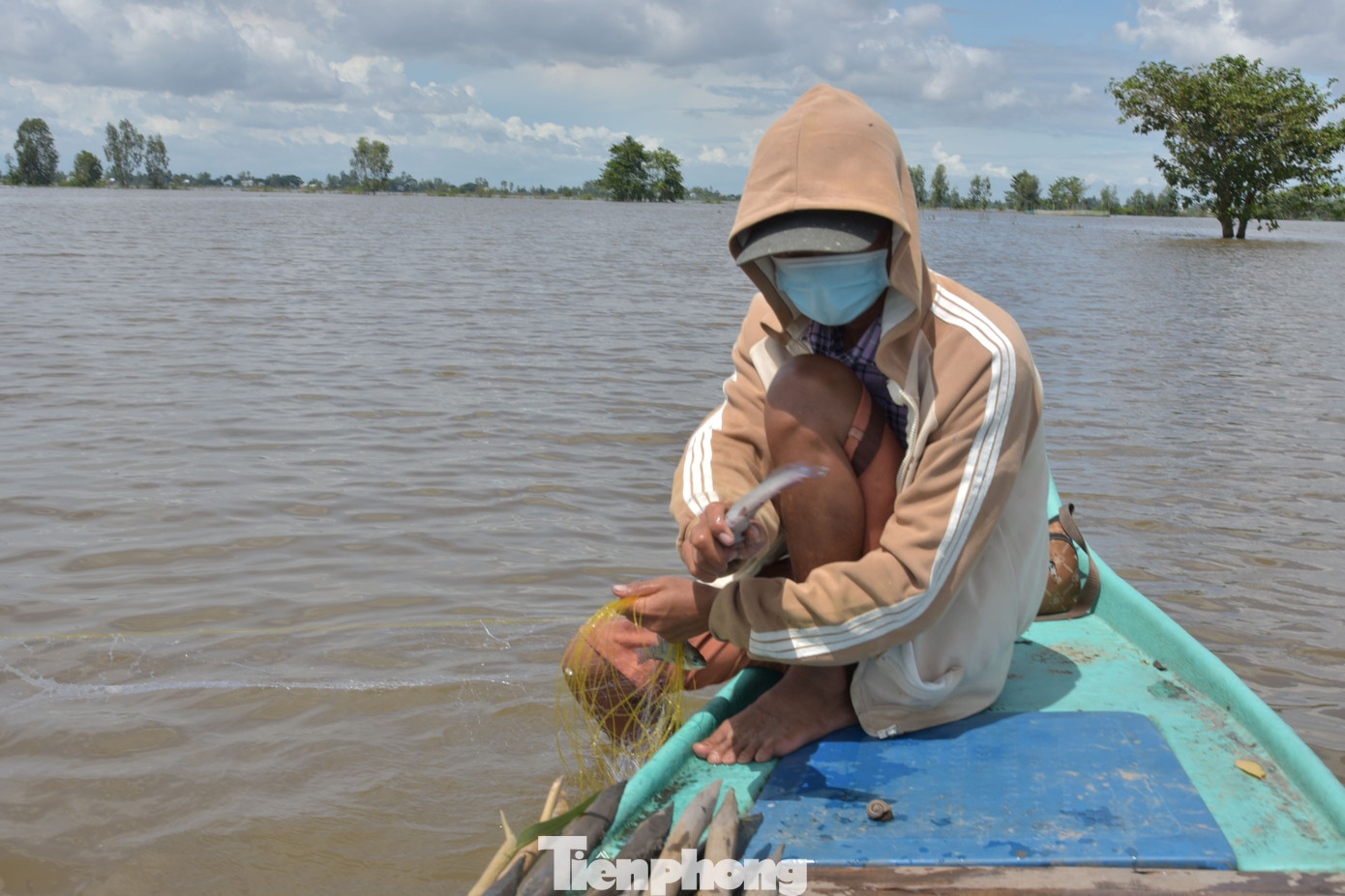 Anh Phú chia sẻ: Năm nay nước lớn, bắt được nhiều cá bán được 300 – 400 nghìn đồng, nhưng cũng có con nước ít cá, ngày chỉ kiếm được 200 – 300 nghìn đồng đủ sống qua ngày.