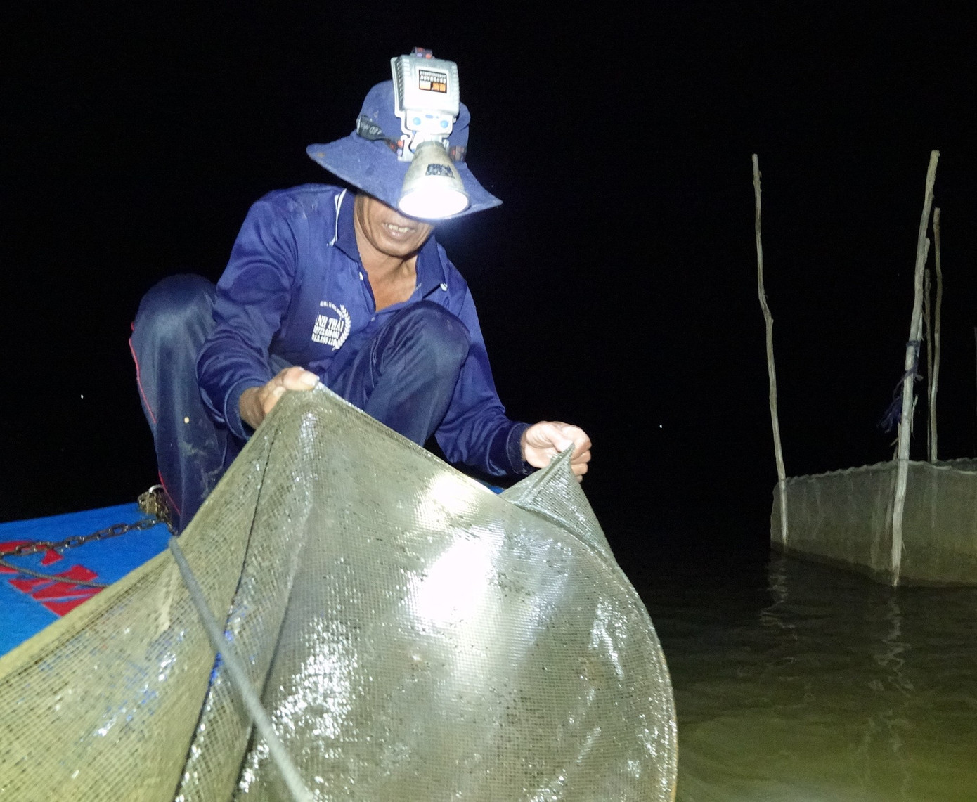 Dớn được người dân đầu nguồn lũ Đồng Tháp đi dỡ trong đêm.