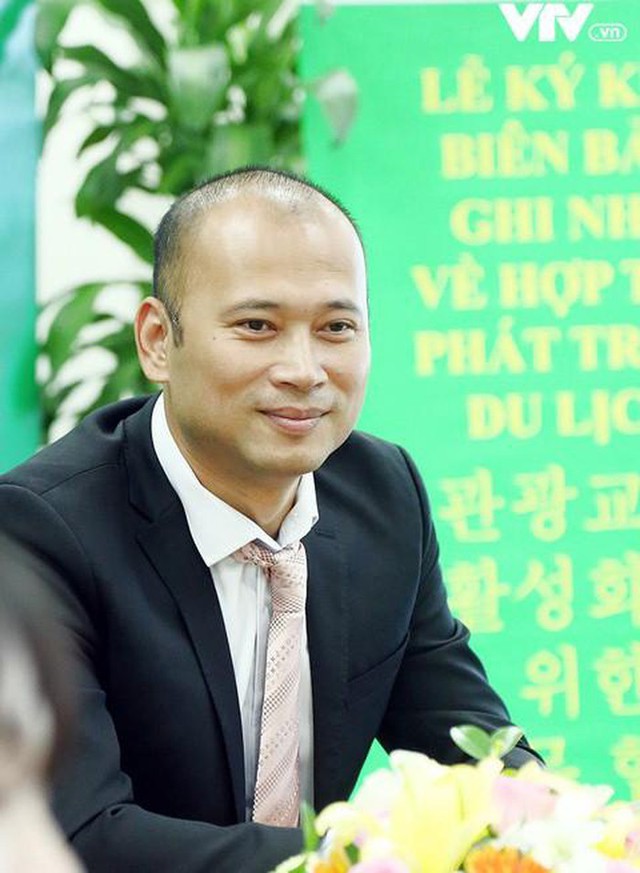Những năm 2000, Long Vũ được xem là nam MC nổi tiếng nhất của VTV khi được nhiều khán giả yêu mến. Tên tuổi của MC Long Vũ được biết đến khi anh làm người dẫn chương trình cho gameshow nổi tiếng Chiếc nón kỳ diệu, nối tiếp vai trò của MC Lại Văn Sâm. Long Vũ đảm nhận vị trí dẫn dắt cho chương trình này xuyên suốt 6 năm, từ 2001-2006.