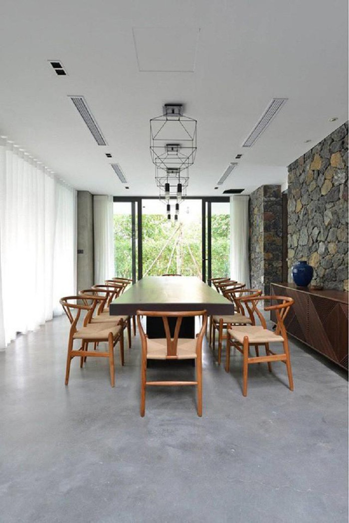 Phòng ăn rộng rãi, hướng ra sân vườn. Ảnh: X1 Architect