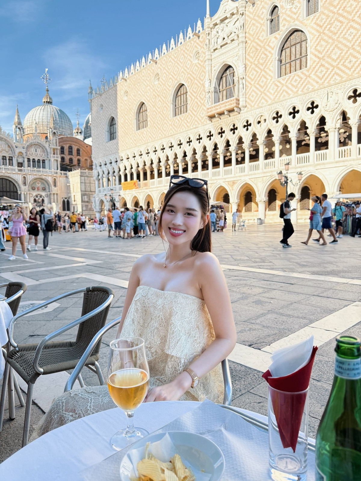 Mỗi lần check-in, Đỗ Thị Hà lại trở thành tâm điểm khen ngợi nhờ nhan sắc trẻ trung và phong cách thời trang thời thượng. Ảnh: FB Đỗ Thị Hà