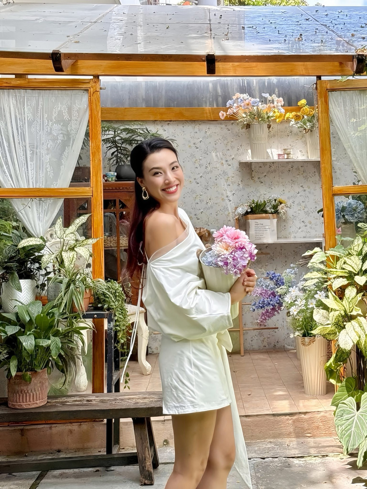 Dù bận rộn với vai trò làm mẹ, người đẹp vẫn duy trì được vóc dáng mảnh mai, thon gọn khiến nhiều người ngưỡng mộ.