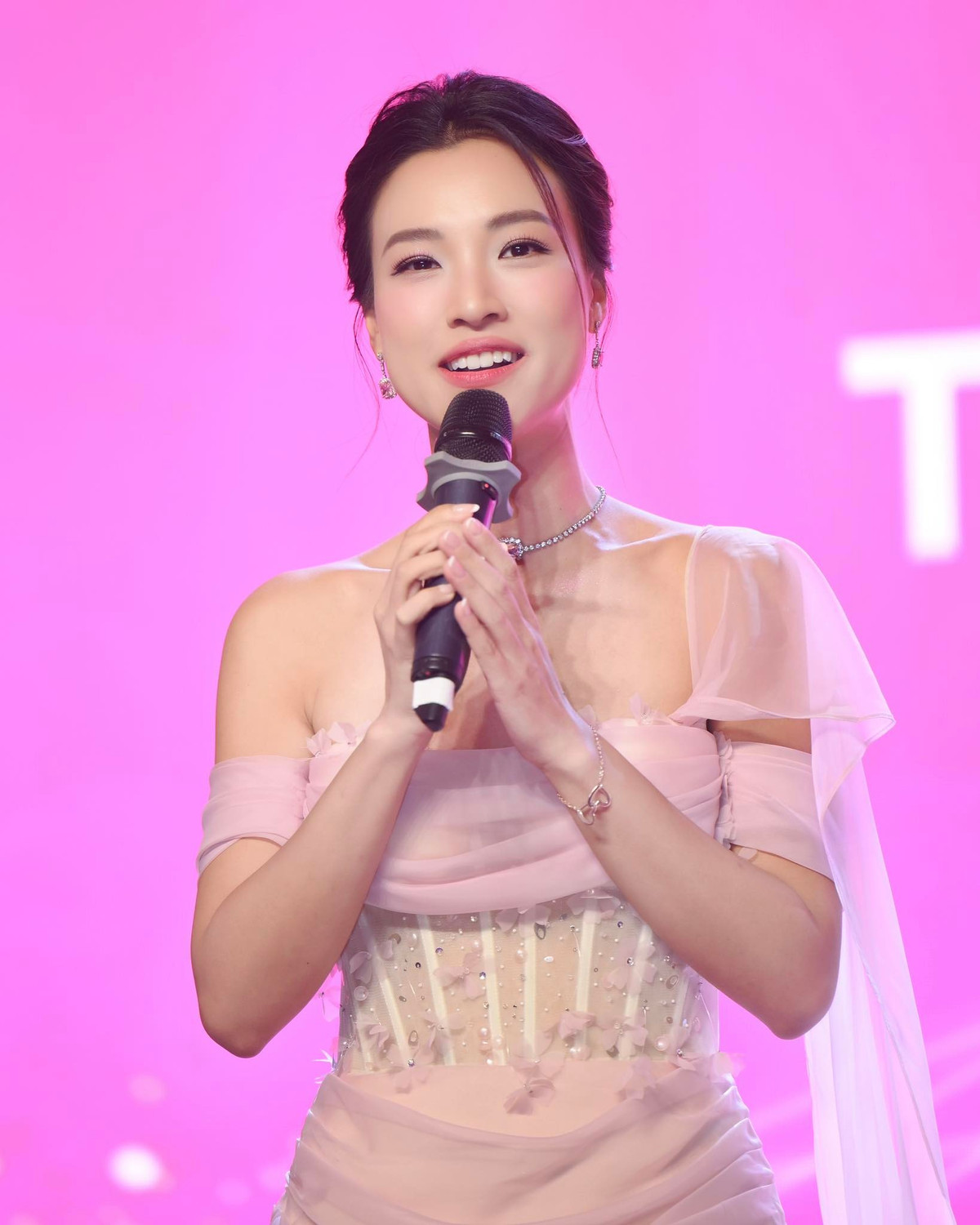 Nữ MC tiết lộ hiện tại, cô dành trọn thời gian cho con và công việc, mong con được yêu thương, rèn luyện thói quen tự lập và hiểu rõ văn hóa Việt Nam.