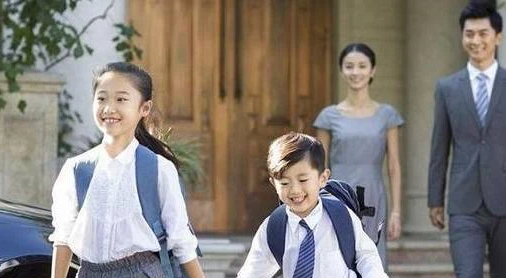 Đừng xem thường những giây phút và những lời nói khi đón con mỗi ngày tan học. Ảnh minh hoạ