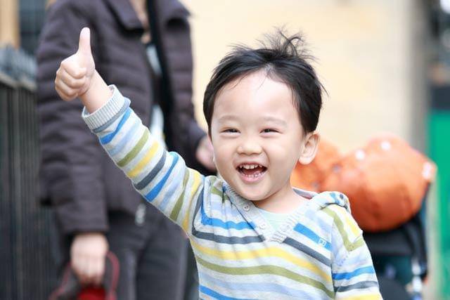 Đón con, một việc tưởng chừng nhỏ nhặt, thực ra là một công trình tái tạo mối quan hệ cha mẹ - con cái mỗi ngày. Ảnh minh hoạ