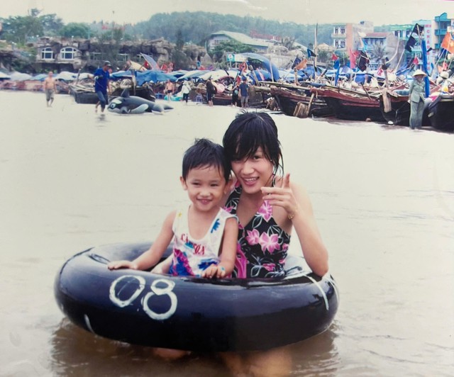Chị Thu và con gái lúc nhỏ. Ảnh MXH