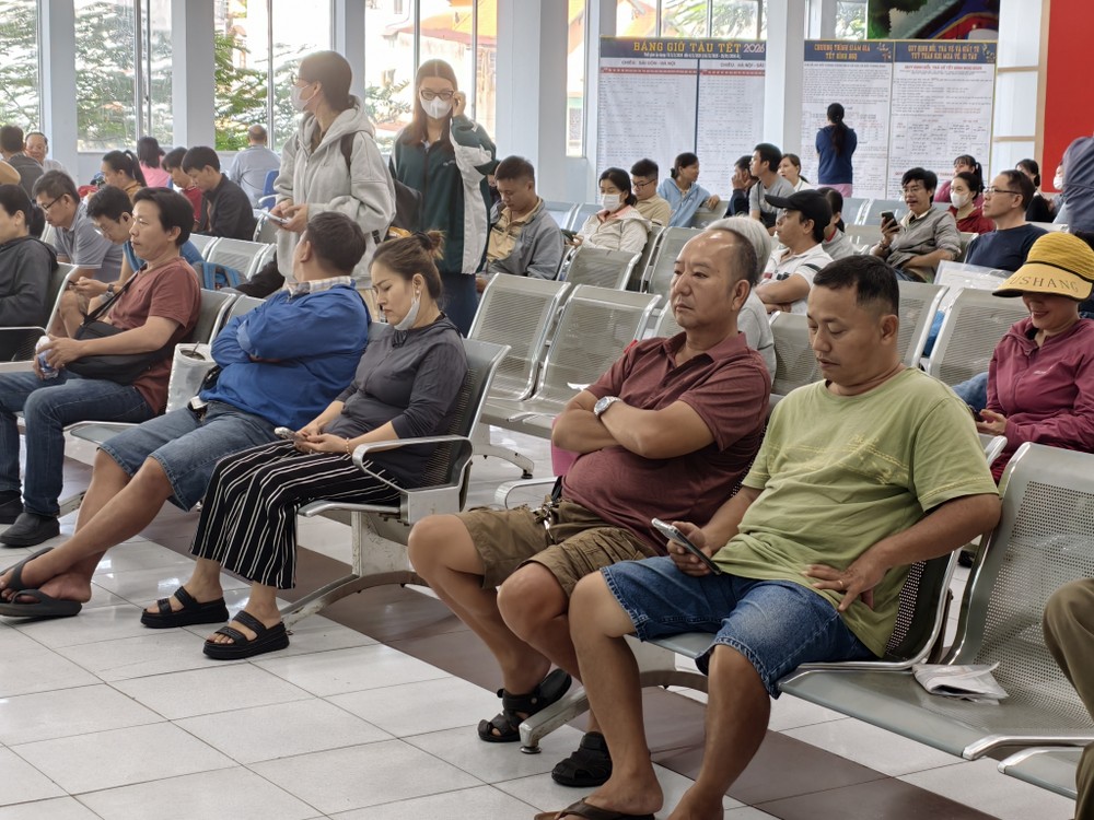 Nhiều hành khách đến từ sớm để chờ giờ mở bán vé tàu Tết Bính Ngọ 2026. Ảnh: TN