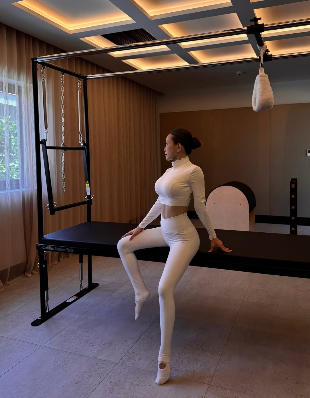 Sĩ Thanh khoe vóc dáng săn chắc, lộ bí quyết trẻ mãi không già nhờ Pilates - 1