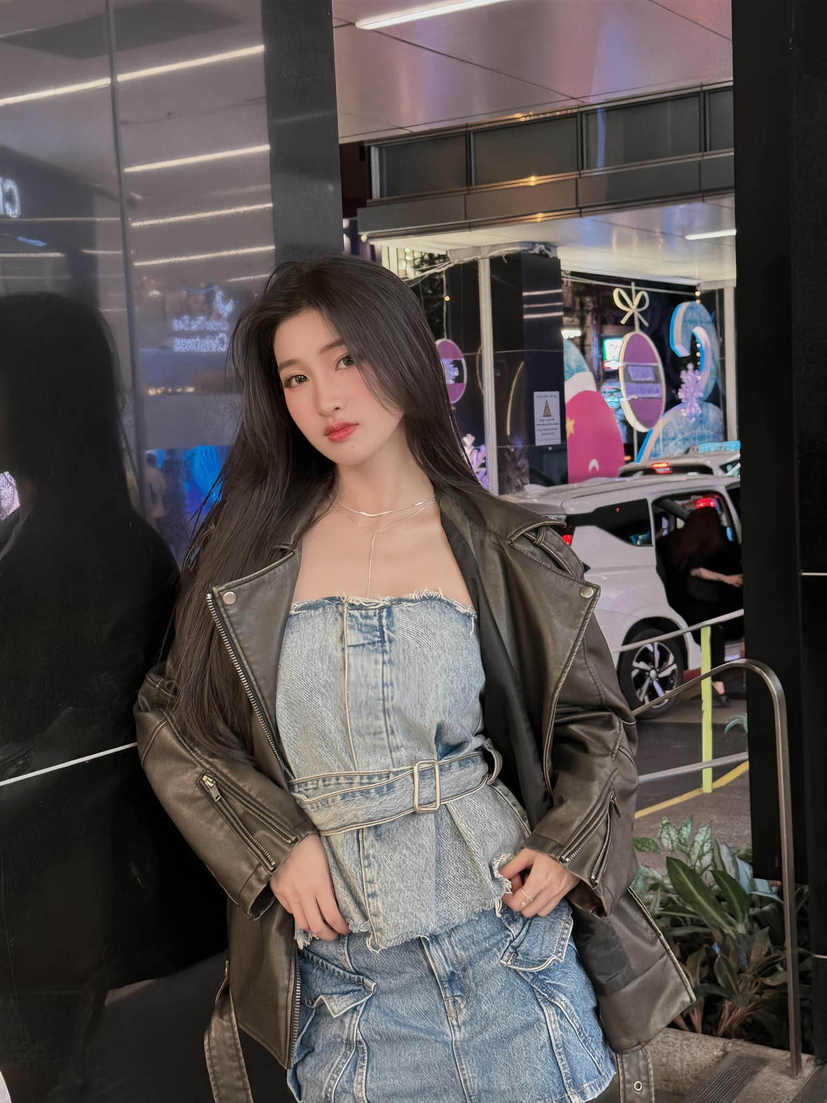 Sinh năm 2002 tại Thanh Hóa, Nguyễn Phương Nhi đăng quang ngôi vị Á hậu 2 Miss World Vietnam 2022. Với chiều cao 1m70, số đo ba vòng 80-57-88 cùng gương mặt thanh thoát, cô nàng nhanh chóng trở thành thần tiên tỷ tỷ thế hệ mới của Vbiz.