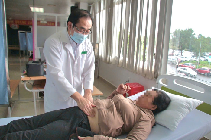 Bệnh nhân bị kê khống tán sỏi được bác sĩ chuyên khoa khám và tầm soát lại