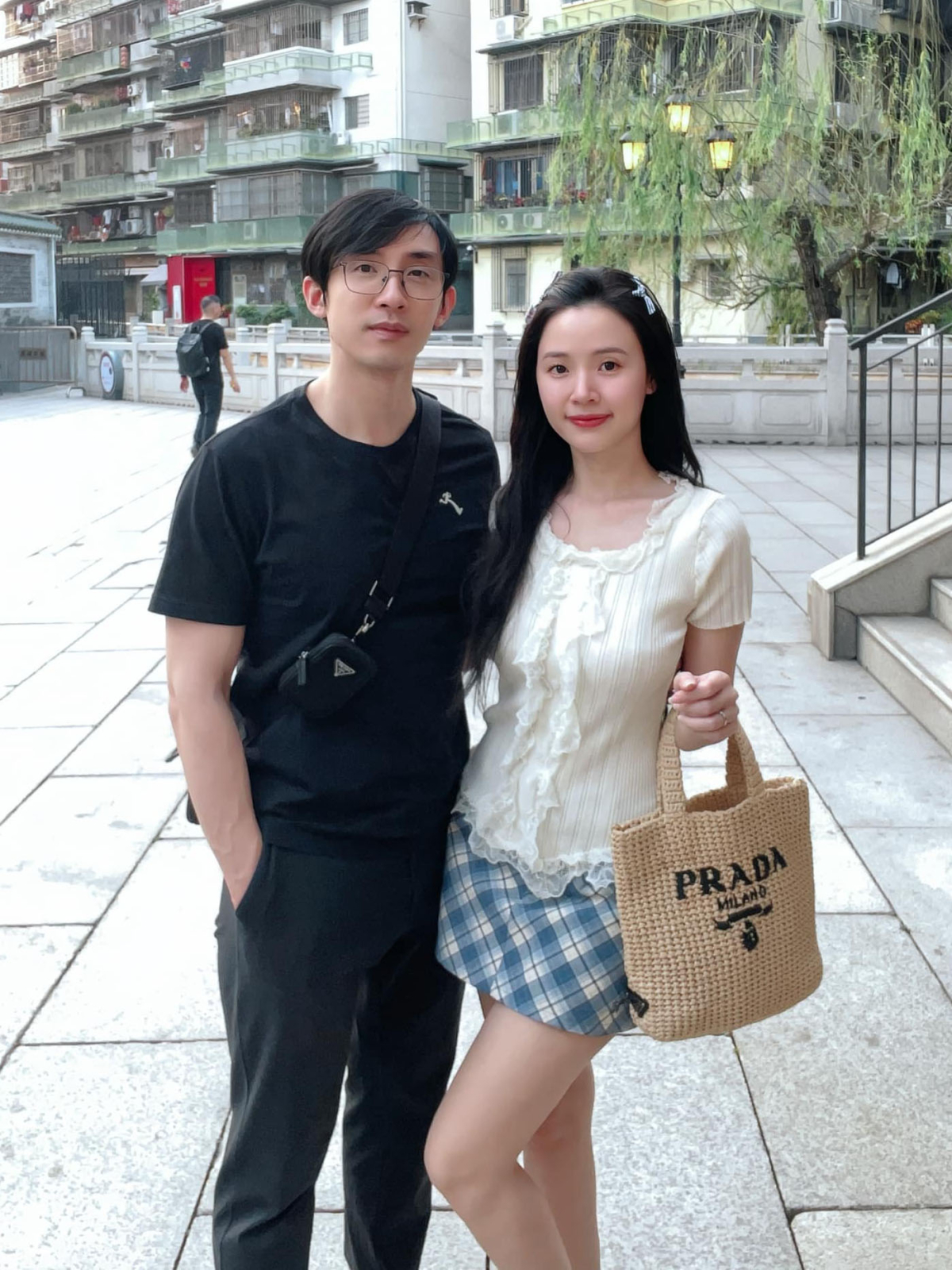 Ghé thăm Quảng Châu, Trung Quốc hồi tháng 3, diễn viên Bí ẩn song sinh một lần nữa diện váy ngắn kẻ ô và áo chiết eo diềm bèo điệu đà, phối túi cói Prada 1.720 USD (45,5 triệu đồng).