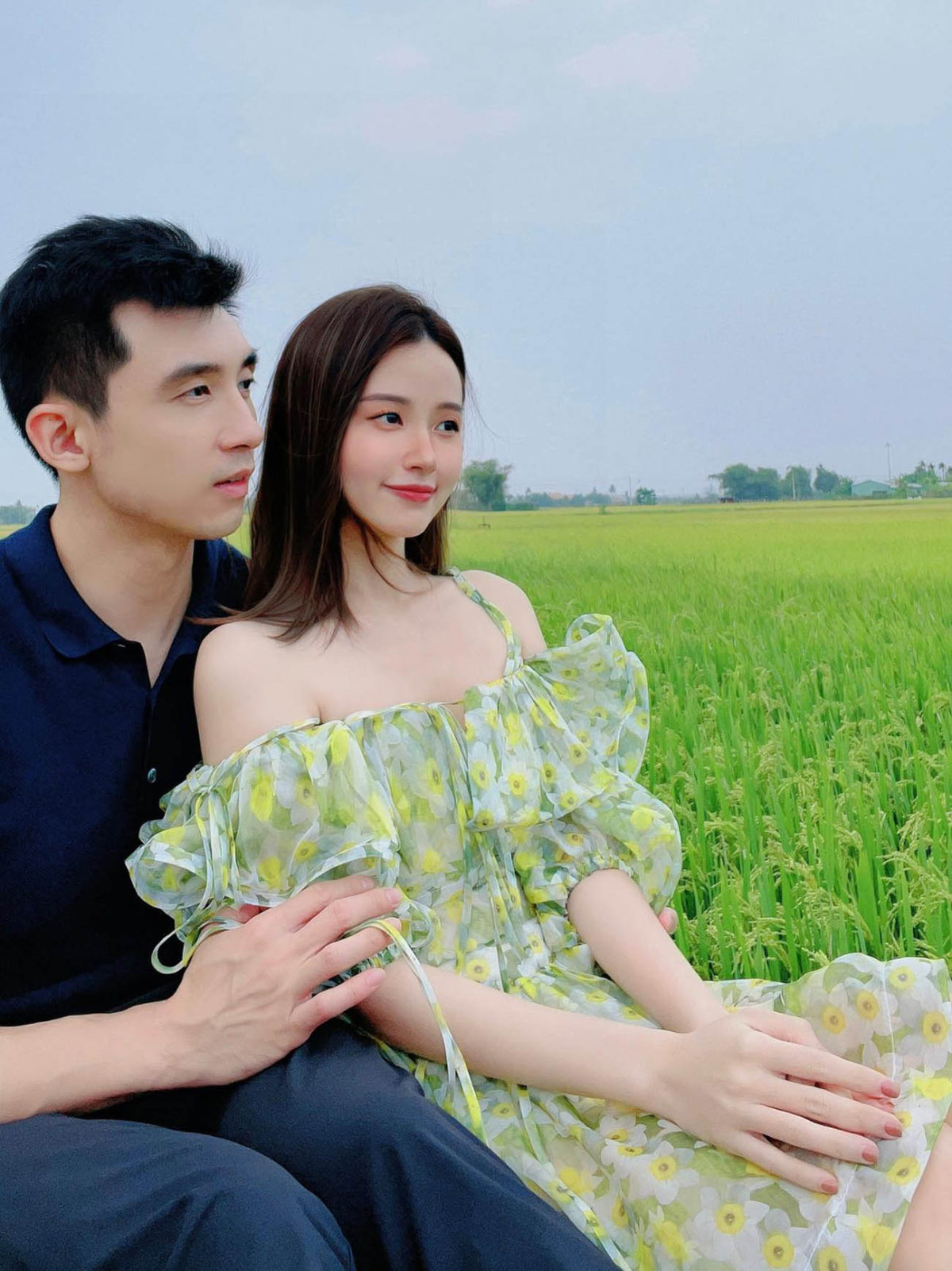Bên cạnh lối mix đồ ăn gian tuổi, phu nhân hào môn còn yêu thích các thiết kế đầm liền chất liệu mỏng manh, xếp nếp bay bổng khi sánh vai doanh nhân Minh Đạt.