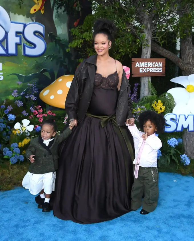 Rihanna bên hai con trai tại lễ ra mắt phim Xì Trum vào tháng 7. Ảnh: FilmMagic