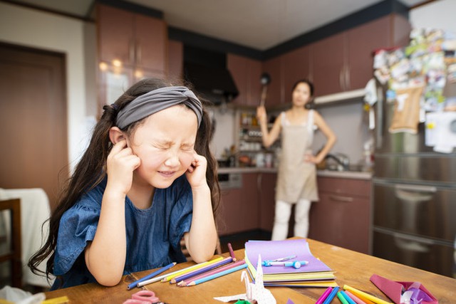 Cha mẹ nên tránh thể hiện quá nhiều cảm xúc tiêu cực trước mặt con, đặc biệt là sự lo lắng liên quan đến tiền bạc. Ảnh minh họa