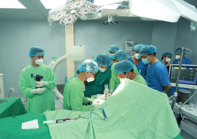 Các y bác sĩ tiến hành ghép tay cho thai phụ Bình Dương. Ảnh: Bệnh viện cung cấp