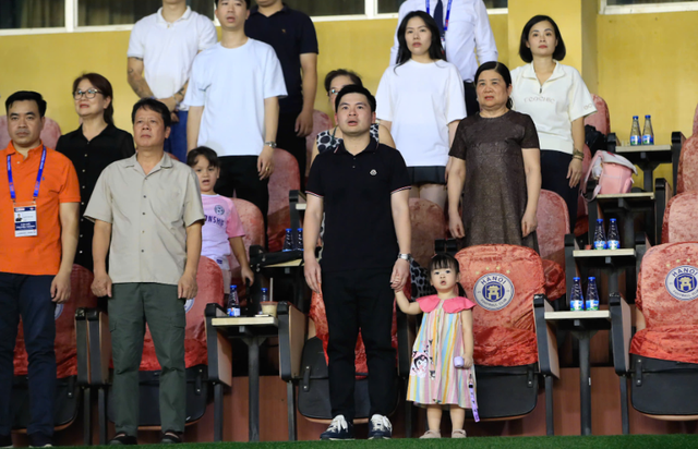 Bé Tuệ An đứng chào cờ cùng bố.