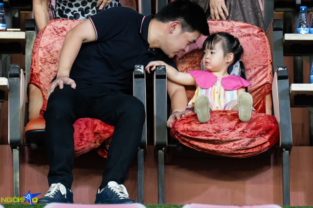 Chủ tịch CLB Hà Nội liên tục trêu đùa và âu yếm con gái.