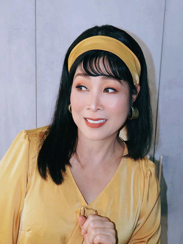 NSND Hồng Vân dù đã ở tuổi 59 nhưng chị vẫn tích cực chạy show và làm công việc đào tạo.