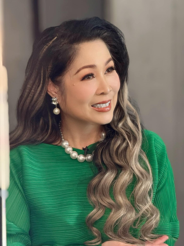 Nhờ việc giảm cân thành công nên NSND Hồng Vân ngày càng tươi trẻ hơn.
