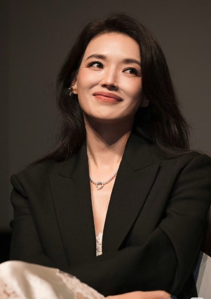 Thư Kỳ tại bế mạc LHP Busan. Ảnh: Weibo