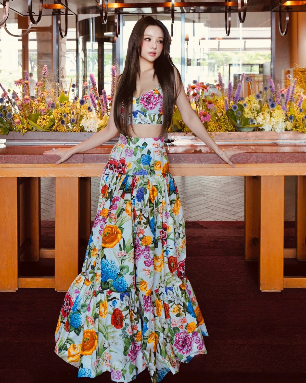 Tủ đồ mùa hè của mỹ nhân hai con có không ít thiết kế tương tự, đều là sáng tạo của thương hiệu thời trang cao cấp Italy. Chị đẹp không ngại chi hàng chục triệu đồng để sắm các set váy hao hao kiểu dáng, chỉ khác họa tiết.