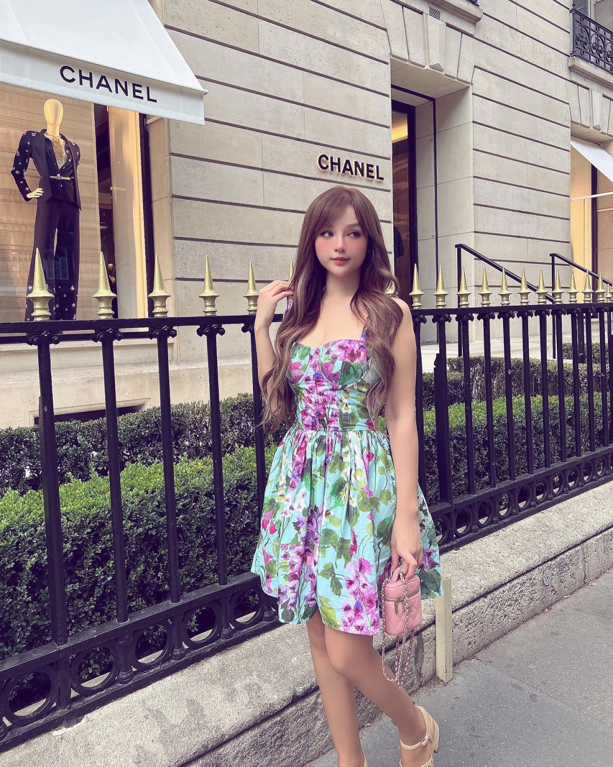 Mỹ nhân 36 tuổi còn chuộng các mẫu váy hoa dáng ngắn cũng của Dolce amp; Gabbana, thích hợp với các chuyến du lịch.