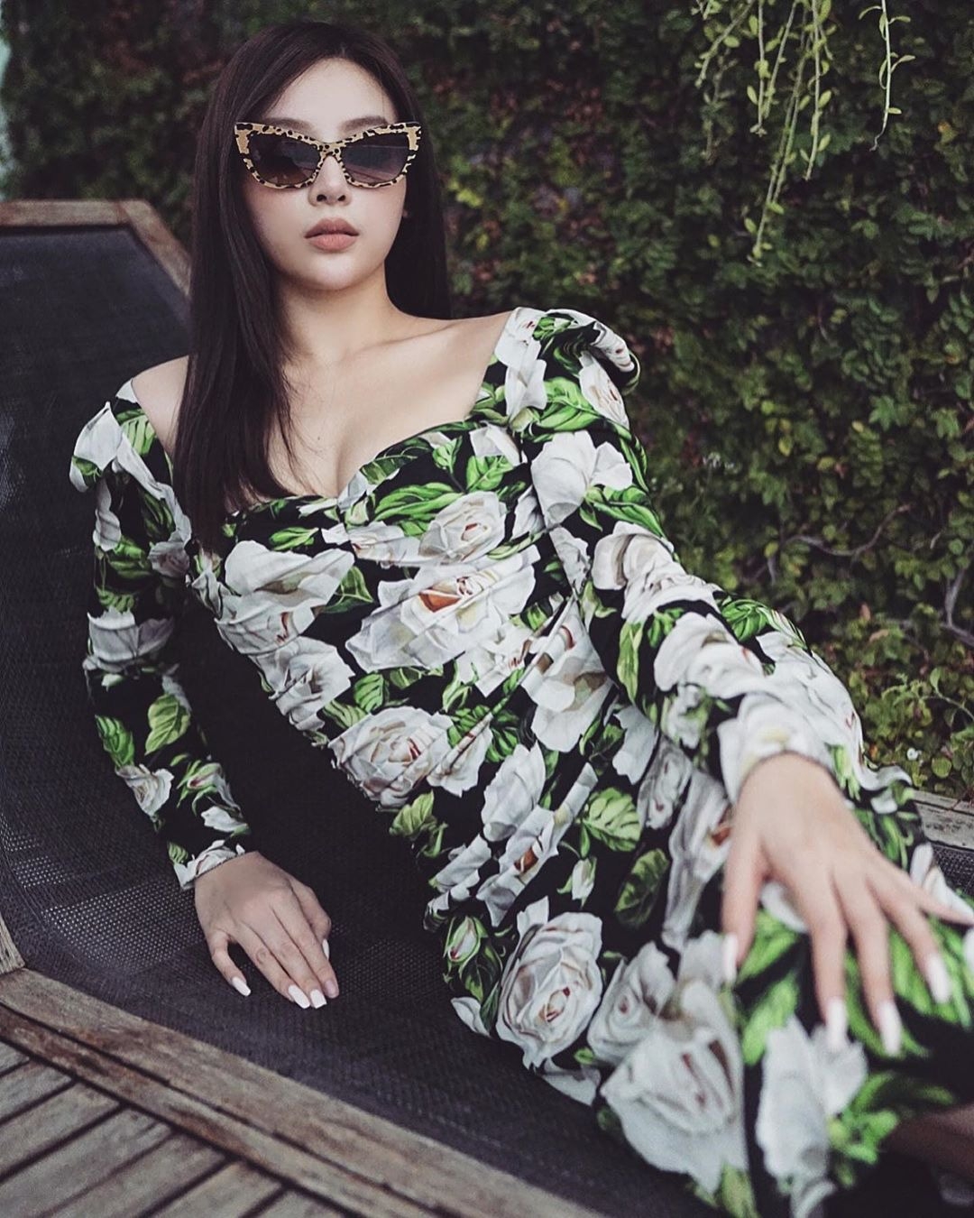 Huyền Baby không ngại chi gần 60 triệu đồng để sắm chiếc đầm ôm họa tiết hoa hồng xanh nằm trong BST Thu Đông 2019.