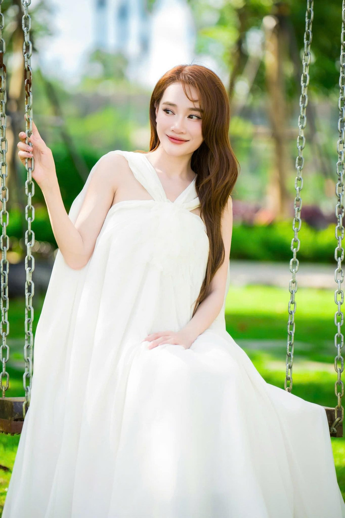 Điểm gây chú ý chính là phong cách ăn mặc khéo léo của Nhã Phương để giấu bụng bầu.