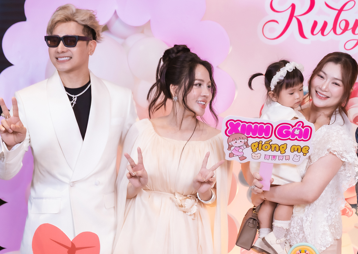 Thanh trúc bế con gái dự tiệc đầy tháng con chu bin - 1