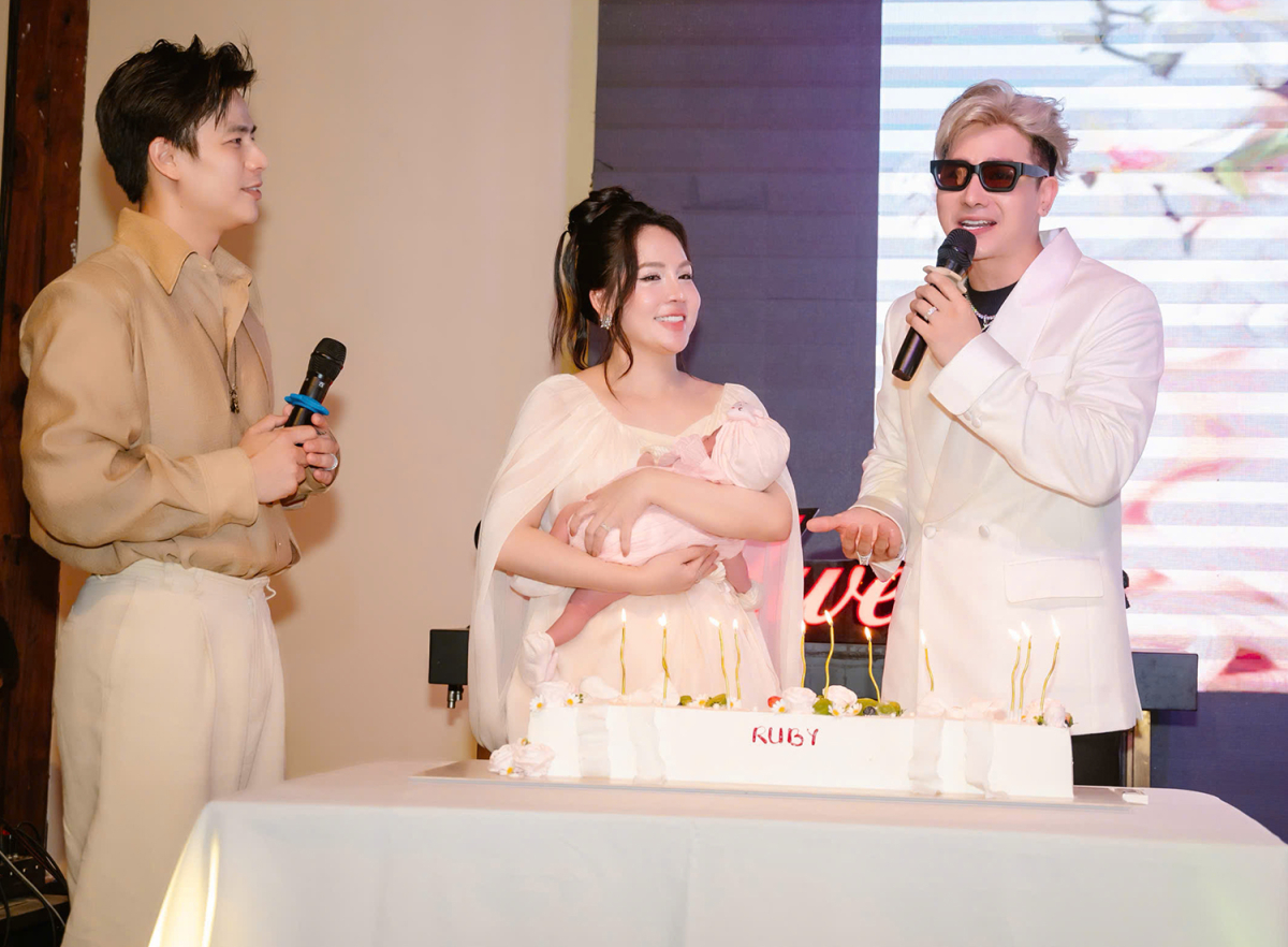 Thanh trúc bế con gái dự tiệc đầy tháng con chu bin - 10