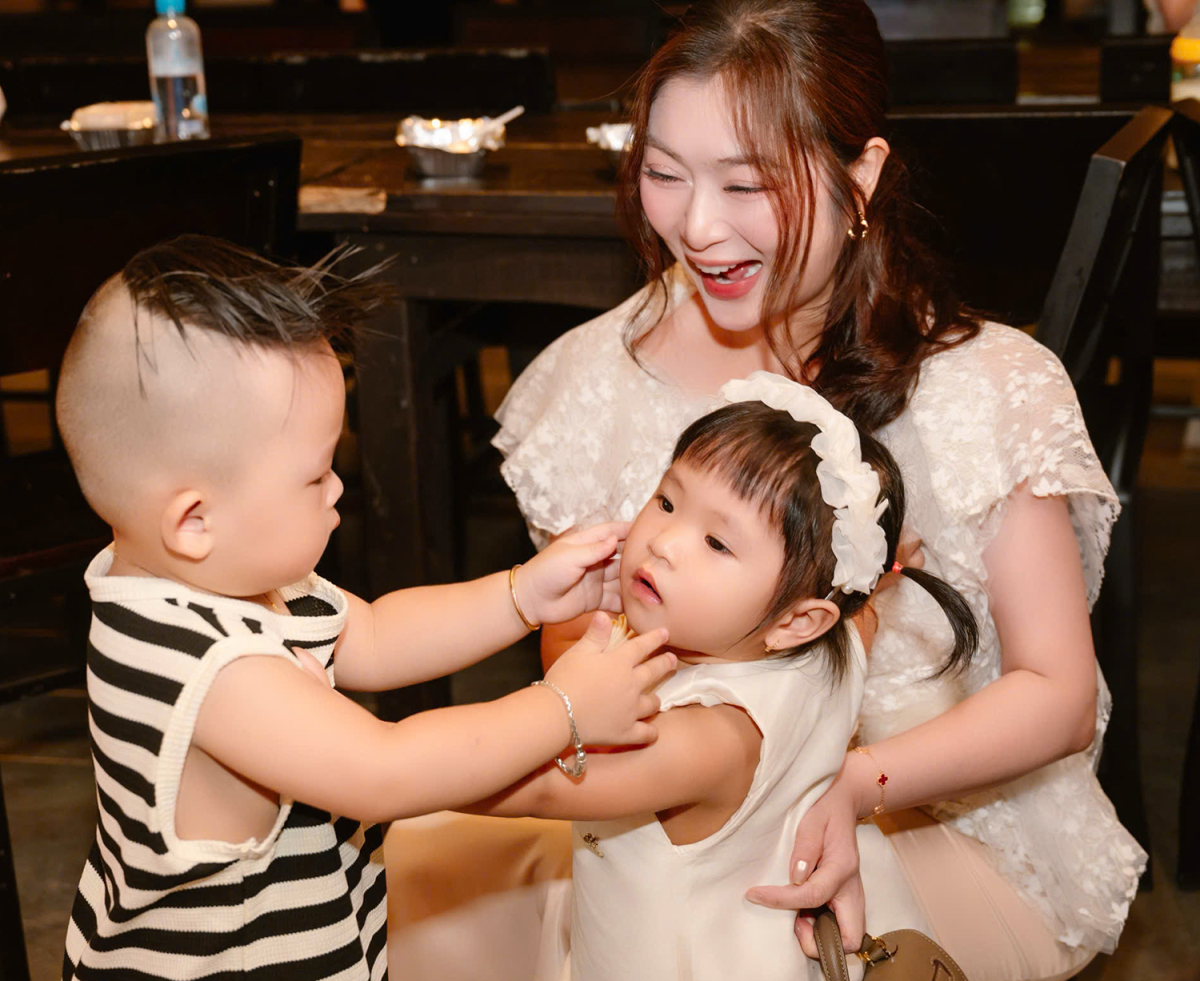 Thanh trúc bế con gái dự tiệc đầy tháng con chu bin - 3