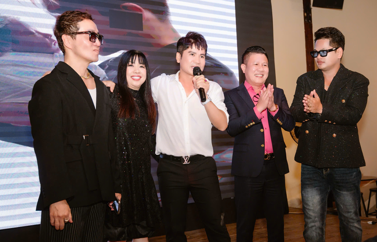 Thanh trúc bế con gái dự tiệc đầy tháng con chu bin - 9