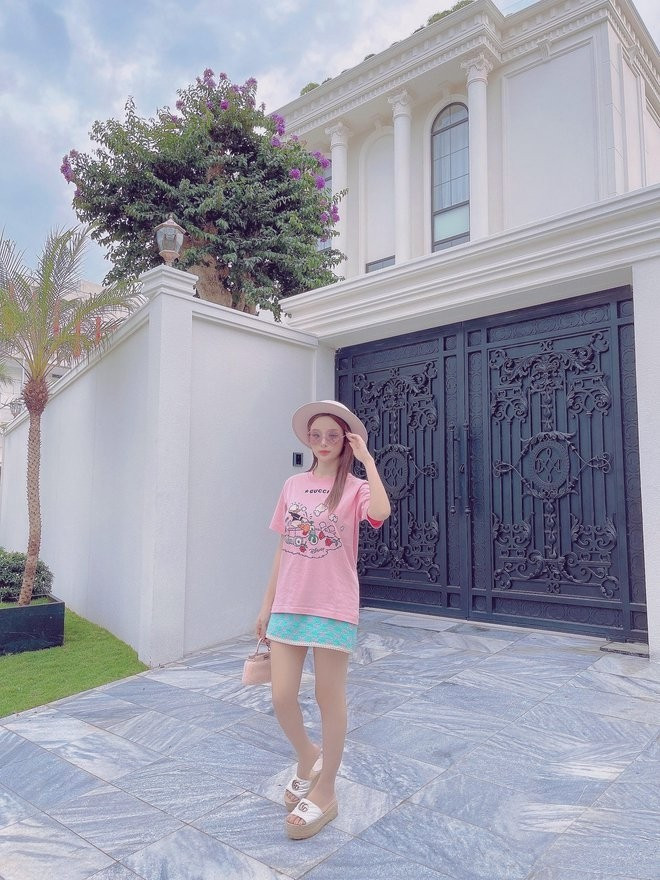 Toạ lạc ngay giữa trung tâm TP HCM, biệt thự của Huyền Baby xa hoa khiến nhiều người liên tưởng đến tòa lâu đài. Ảnh: FBNV