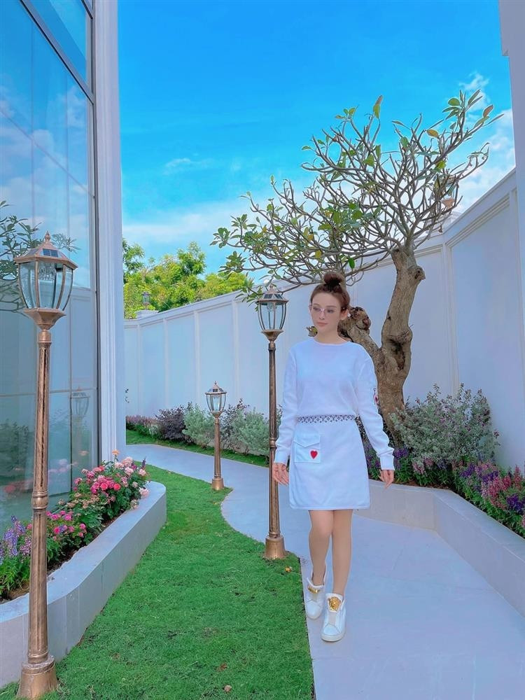 Góc nào trong nhà cũng trở thành địa điểm chụp ảnh cực chất. Ảnh: FBNV