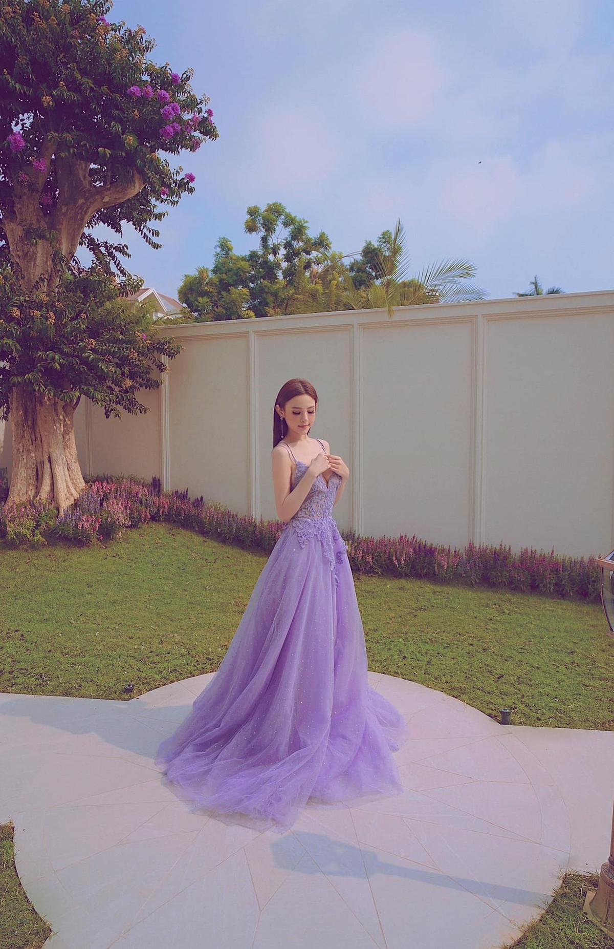 Khu vườn trải thảm cỏ xanh mướt. Ảnh: FBNV