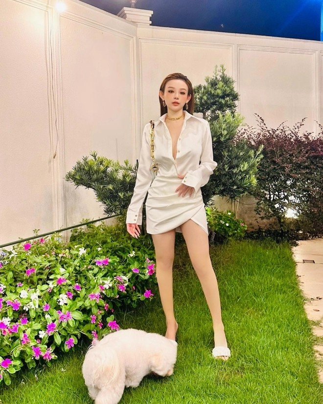 Huyền Baby thường xuyên check-in trong khu vườn. Ảnh: FBNV