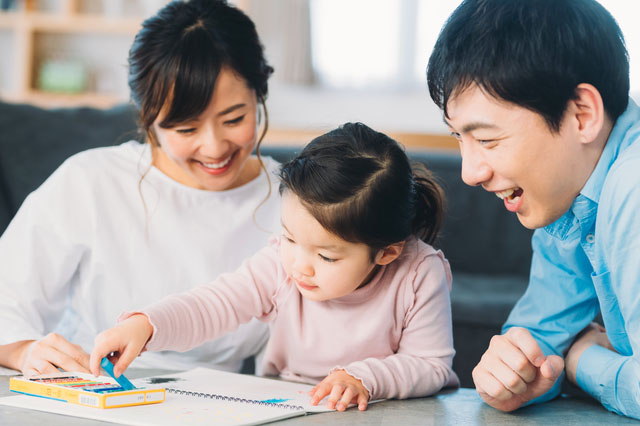 Những hành động nhỏ quan tâm con cái của cha mẹ đều đang truyền tải tình yêu và sự ấm áp. Con sẽ cảm nhận được: Bố mẹ thật sự rất yêu mình. Ảnh minh hoạ