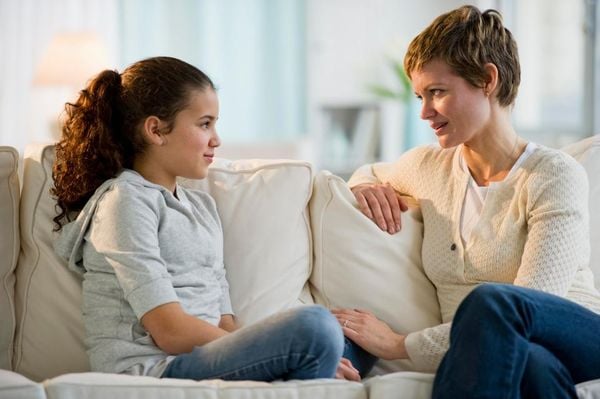 Lắng nghe con là cách tăng cường tài khoản cảm xúc của cha mẹ với con cái. Ảnh minh hoạ