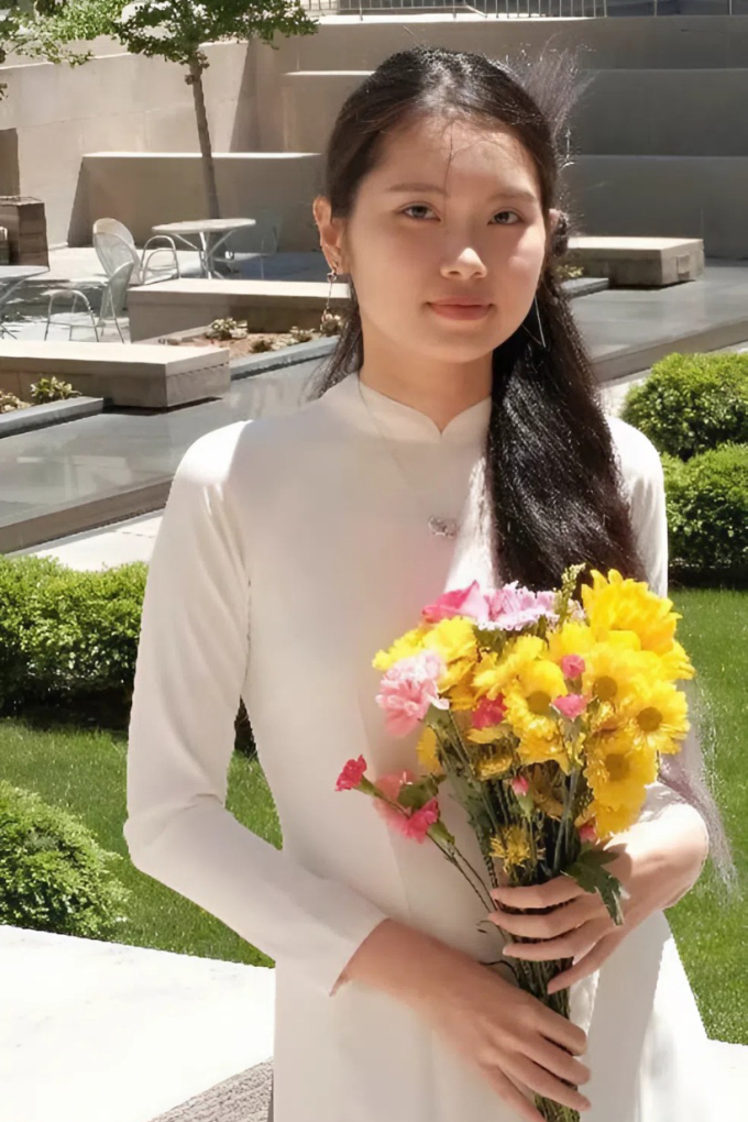 Thục Anh, con gái của NSND Trung Anh, trong lễ tốt nghiệp hệ cử nhân tại Đại học Northern Kentucky (Mỹ).