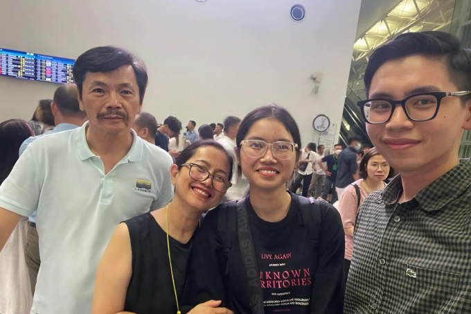 Gia đình NSND Trung Anh khi tiễn Thục Anh đi học mùa hè 2023.