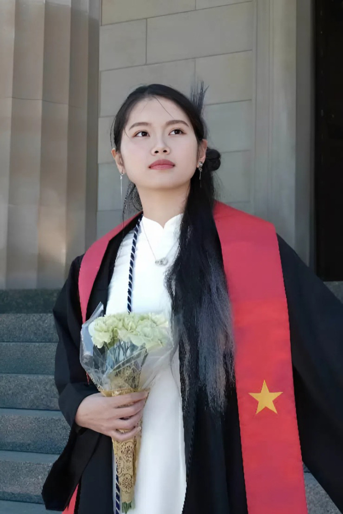 NSND Trung Anh cho biết con gái chuẩn bị cờ Việt Nam để choàng lên áo khi nhận bằng tốt nghiệp ở Mỹ.